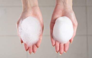 泡シャワー KINUAMI Careは手作業では再現できない濃密な泡が優しい。